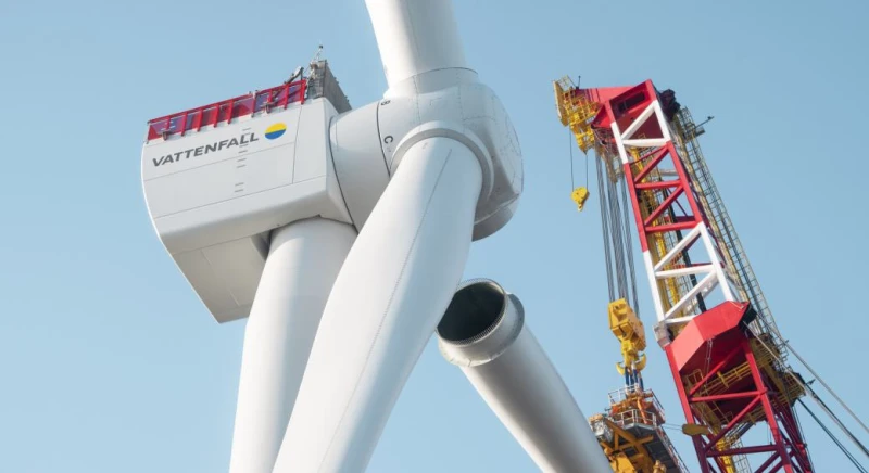 Vattenfall windmolen wordt geassembleerd